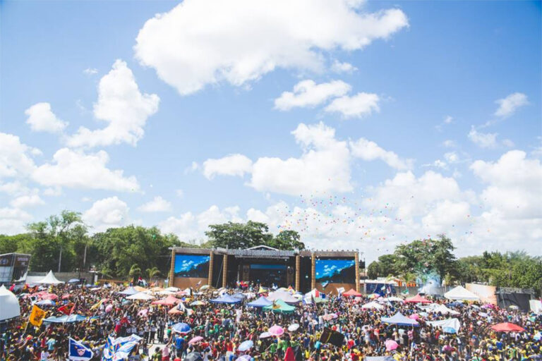 audience celebration clouds